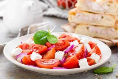 Элегантная закуска на каждый день: салат из помидоров с сыром (рецепт) - lublusebya.ru