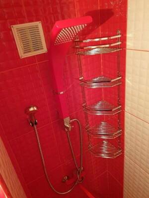 Ужасный дизайн санузла в красном цвете. Реальный пример неудачного дизайна ванной комнаты - lublusebya.ru