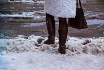 Как избавиться от белых разводов на обуви зимой: поможет дешевое средство - lifehelper.one