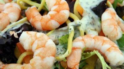 Диетический салат с кальмарами и креветками - lifehelper.one