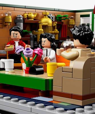 Фанатам «Друзей» и «The Beatles»: Lego представили коллекцию подарков с культовым сериалом и музыкантами - elle.ru - Токио