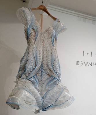 Мария Шарапова - Iris Van-Herpen - Eco-ELLE: Evian и Iris van Herpen создали платье из переработанных бутылок - elle.ru - Голландия - Лондон