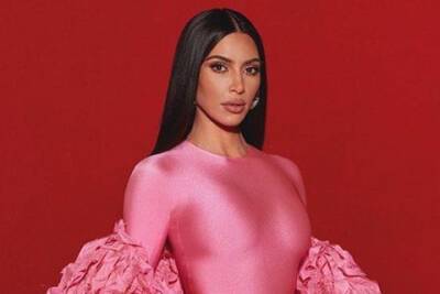 Ким Кардашьян - Джессика Паркер - Kim Kardashian - Ким Кардашьян признали иконой моды — вот 10 образов, которые доказывают, что это справедливо - spletnik.ru