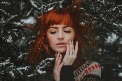Красота под шапкой: 9 советов по уходу за волосами в зимний период - lifehelper.one