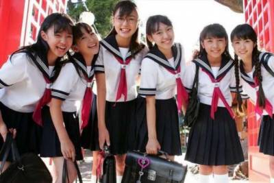 Носить короткие юбки и красить волосы: самые странные требования японских школ (4 фото) - chert-poberi.ru - Япония
