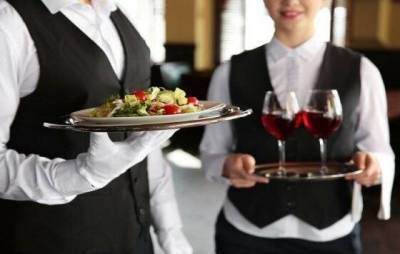 8 уловок официантов, которые заставляют гостей платить больше - lifehelper.one
