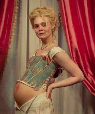 Первое фото глубоко беременной юной Эль Фаннинг на постере «Великой» - elle.ru - Россия