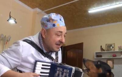 Ветеринар спел с собакой и стал звездой соцсетей - mur.tv - Черновцы