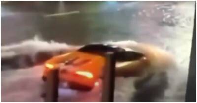 Поймал волну: автомобиль Lamborghini эффектно проехал по затопленной улице - porosenka.net