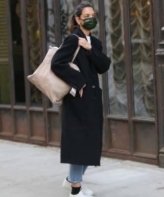 Кэти Холмс - Гермиона Грейнджер - Огромные сумки, как у Кэти Холмс, — тренд 2021 года. Вот 7 похожих моделей - elle.ru - Нью-Йорк