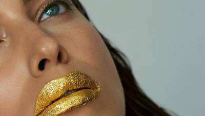 Белла Хадид - Ирина Шейк - Адриан Лим - Mimi Luzon - Ирина Шейк и Mimi Luzon выпустили маску для губ с 24-каратным золотом - vogue.ua - Лима