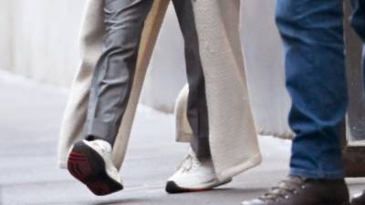 Мэри-Кейт Олсен - Этой весной носите белые кроссовки, как у Мэри-Кейт Олсен - vogue.ru