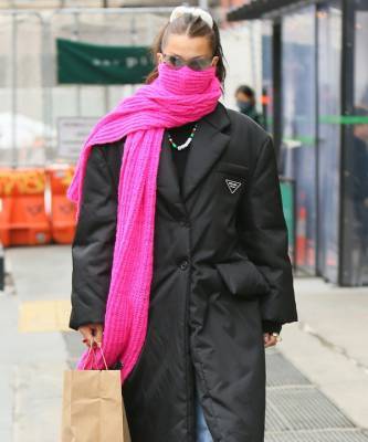 Белла Хадид - Яркий шарф + самый модный пуховик-жакет: Белла Хадид показывает, как провести последние холодные дни стильно - elle.ru