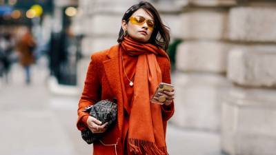 Ralph Lauren - Яркие очки с разноцветным шарфом — лучший модный прием для морозных солнечных дней - vogue.ru - Sander