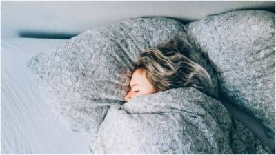 ​Как тяжелое одеяло и пакет помогают быстрее уснуть и лучше выспаться - lifehelper.one