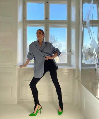 Эмили Синдлев - Оверсайз пиджак + легинсы — самое удобное и модное сочетание: стилист Эмили Синдлев это доказывает - elle.ru - Дания