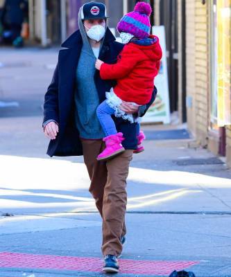 Ирина Шейк - Снимки, которые согреют вас даже в -20: заботливый Брэдли Купер на прогулке с дочерью - elle.ru - Нью-Йорк