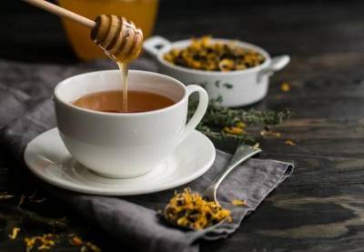 Можно ли в горячий чай добавлять мёд? Или лучше есть его вприкуску? - nashsovetik.ru