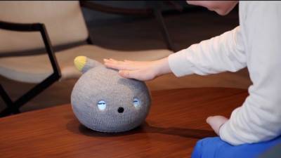 Видео из Сети. Японский робот NIcobo попробует заменить кота или собаку - mur.tv