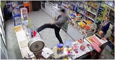 Взбешенный покупатель устроил погром в магазине - porosenka.net - Россия