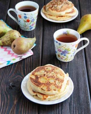 Вкусное начало дня! Три рецепта оладий с фруктовым припеком к завтраку - milayaya.ru