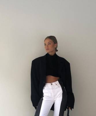 Ханна Шонберг - Инфлюенсер Ханна Шонберг нашла белые джинсы, которые делают фигуру безупречной - elle.ru - Швеция