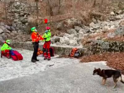 В Италии спасли туриста, который семь суток провел в горах со сломанной ногой. Ему помогла выжить собака - mur.tv - Италия