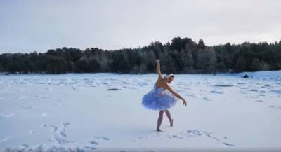 Балерина «Мариинки» станцевала на льду в знак проте... - glamour.ru