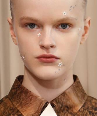 Тонко и со вкусом: звездный макияж на показе Burberry Men’s Fall 2021 - elle.ru