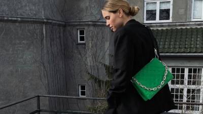Николя Жескьер - Insta-отчет: как модницы носят новую сумку Louis Vuitton Coussin - vogue.ua