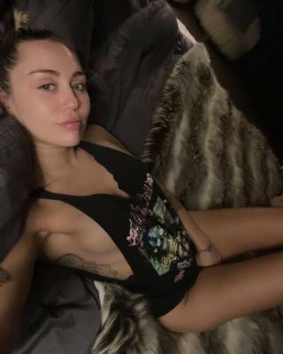 Майли Сайрус - Майли Сайрус показала татуировки на ребрах, опубликовав фото в майке и без макияжа - starslife.ru