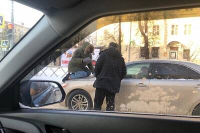 "Мне его не скинуть!": ревнивый муж забрался на капот машины бывшей жены и отказался слезать - porosenka.net - Ярославль