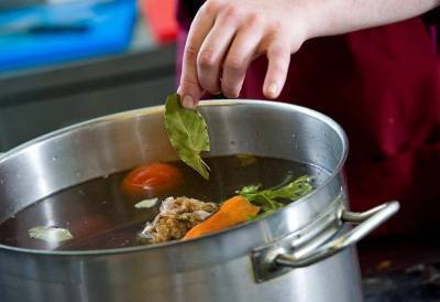 Когда добавлять лавровый лист в суп при варке и нужно ли его доставать из готового супа? - lifehelper.one