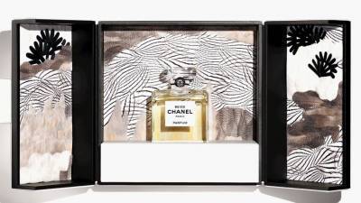 Chanel выпустили аромат Beige в оформлении мастеров Les Maison d'Art - vogue.ru