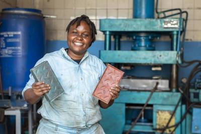 Женщина из Кении нашла способ, как полезно переработать пластиковые отходы - lifehelper.one - Сша - Кения