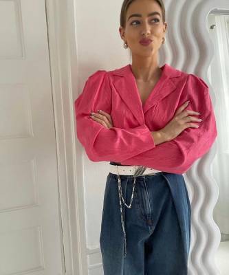 Эмили Синдлев - Этой весной носите джинсы с укороченным пиджаком, как это делает стилист Эмили Синдлев - elle.ru