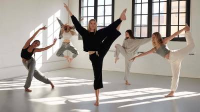Oysho представили новую коллекцию спортивной одежды Yoga Dance — она подойдет и для йоги, и для танцев - vogue.ru