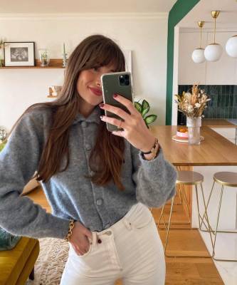 Жюли Феррери - Серый свитер + белые джинсы: француженка Жюли Феррери показывает, как одеваться просто и эффектно - elle.ru
