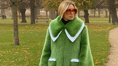 Шубы зеленого цвета — самые модные в этом сезоне - vogue.ru