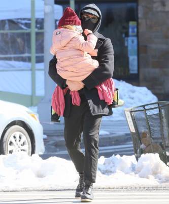 Вы бы и не узнали его, если бы не дочь: Брэдли Купер на прогулке с малышкой Леей - elle.ru
