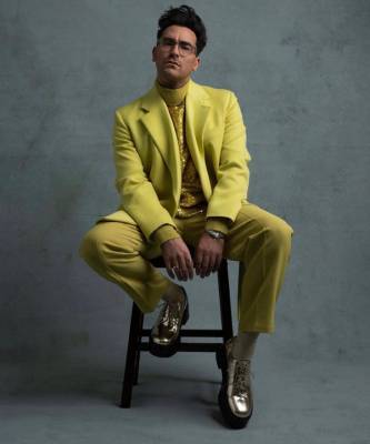 Роскошный мужской образ «Золотого глобуса-2021»: Дэн Леви в лаймовом костюме - elle.ru