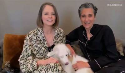 Джоди Фостер - Босая и в пижаме Джоди Фостер поблагодарила за свой Золотой глобус собаку и жену - mur.tv