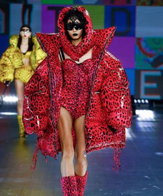 Киберпанк и постирония: самые необычные образы на показе Dolce&Gabbana FW21 - elle.ru