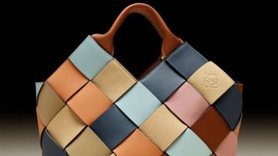 Джонатан Андерсон - Loewe выпустили новую серию плетеных экологичных сумок - vogue.ru
