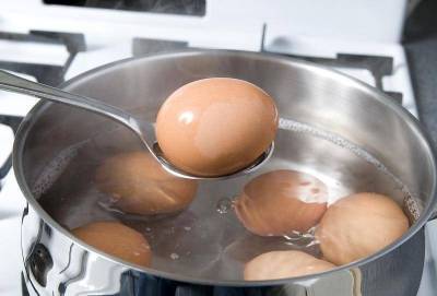 Как варить яйца в кастрюле, чтобы они не треснули? Полезный лайфхак для кухни - lifehelper.one