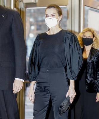Giorgio Armani - королева Летиция - Karen Hallam - Объемные рукава по-прежнему в тренде. Вот как носит акцентный топ королева Летиция - elle.ru - Мадрид