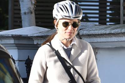принц Гарри - Кейт Миддлтон - Кэрол Миддлтон - Пиппа Миддлтон - Pippa Middleton - Беременная Пиппа Миддлтон на прогулке с сыном в Лондоне - spletnik.ru - Лондон