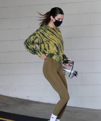 Как носить спортивные легинсы в городе и выглядеть модно? Показывает Кендалл Дженнер - elle.ru