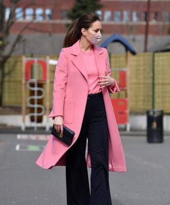 принц Гарри - Кейт Миддлтон - принц Уильям - Опря Уинфри - И снова розовый: Кейт Миддлтон в невероятно красивом пальто оттенка жвачки - elle.ru - Лондон