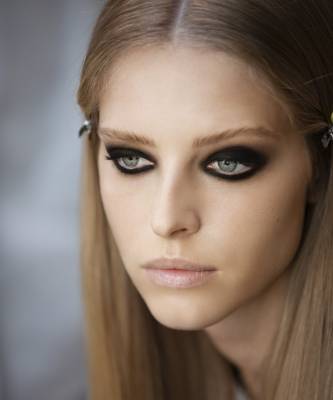 Лючия Пик - Ах, эти глаза: самый эффектный макияж глаз на показе Chanel FW/21 - elle.ru